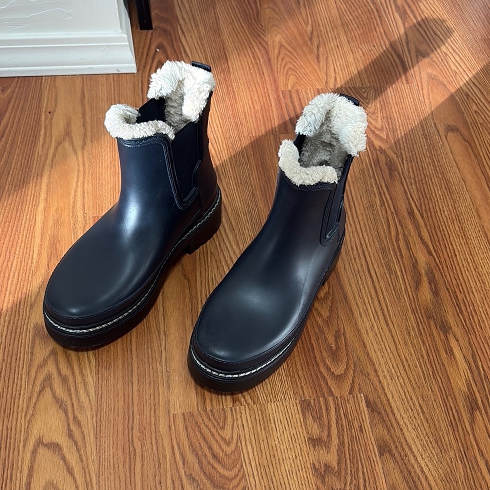 Navy and White Chelsea Winter Boots with Cozy Lining size 8
